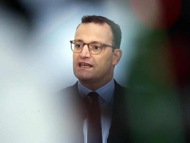 Bundesgesundheitsminister Jens Spahn spricht auf einer Pressekonferenz.