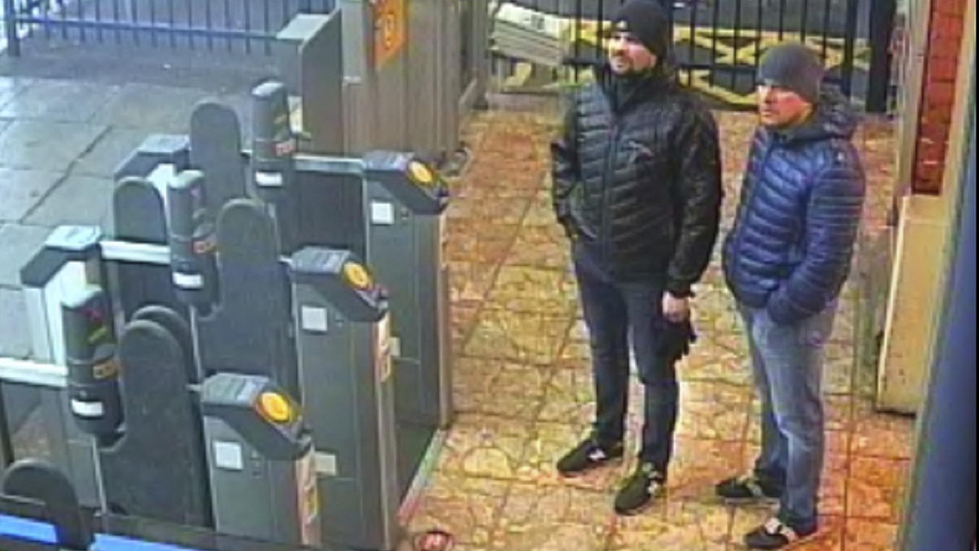 Die beiden stehen nebeneinander in Winterjacken und mit Mützen neben den Einlasspforten und schauen auf einen Punkt oberhalb von ihnen. Die beiden stehen nebeneinander in Winterjacken und mit Mützen neben den Einlasspforten und schauen auf einen Punkt oberhalb von ihnen.