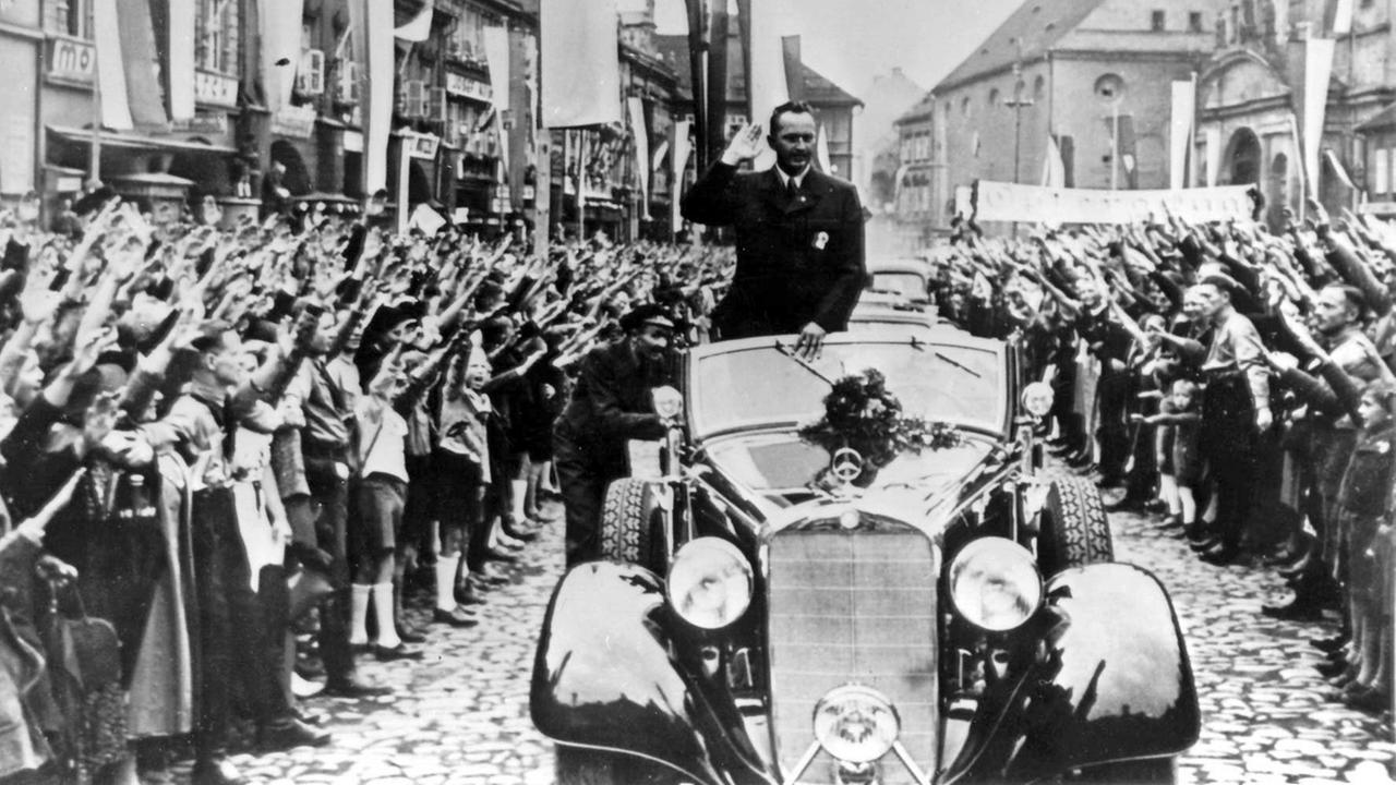 Konrad Henlein, der Führer der Sudetendeutschen Partei, 1938 in Komutau (Chomutov) Konrad Henlein, der Führer der Sudetendeutschen Partei, 1938 in Komutau (Chomutov)