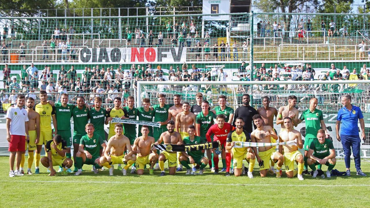 Die Spieler beider Mannschaften haben sich durcheinander gemischt für ein Foto nach dem Spiel aufgestellt. Die Spieler beider Mannschaften haben sich durcheinander gemischt für ein Foto nach dem Spiel aufgestellt.