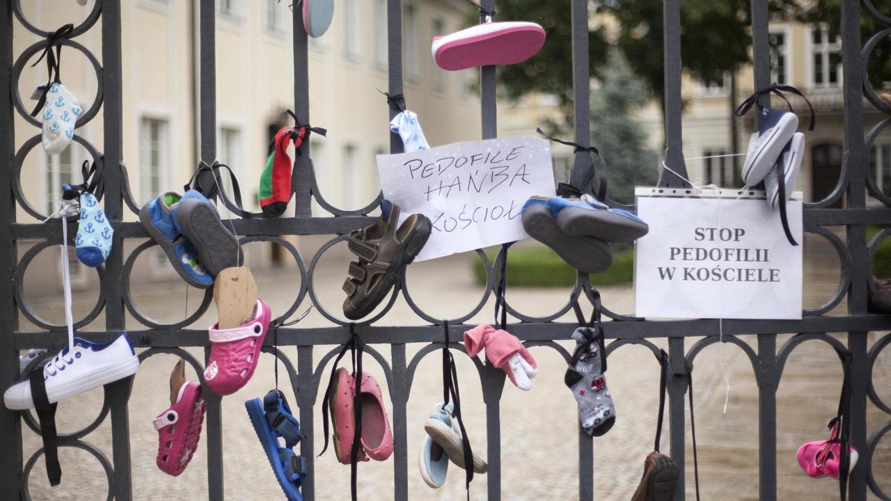 Polen, Baby-Schuh-Protest gegen Pädophilie und Missbrauch in der Katholischen Kirche Polen, Baby-Schuh-Protest gegen Pädophilie und Missbrauch in der Katholischen Kirche