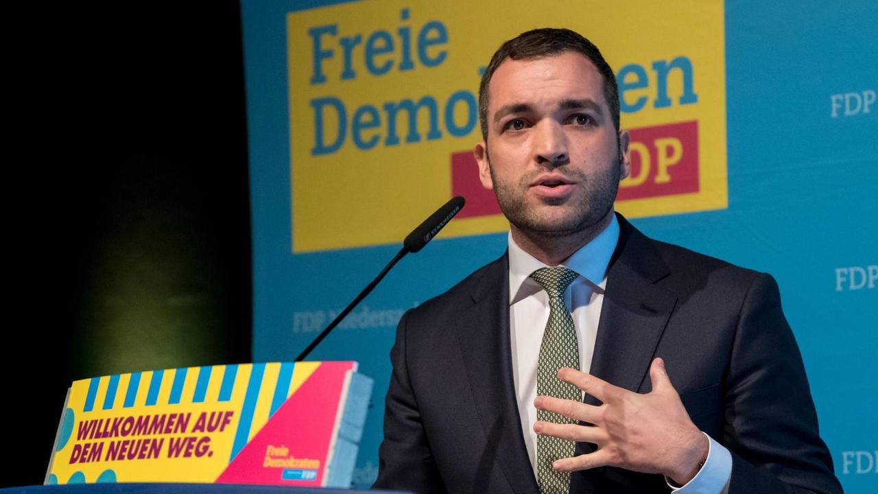 Konstantin Kuhle, Generalsekretär der FDP Niedersachsen, spricht während eines Landesparteitages zu den Delegierten. Konstantin Kuhle, Generalsekretär der FDP Niedersachsen, spricht während eines Landesparteitages zu den Delegierten.