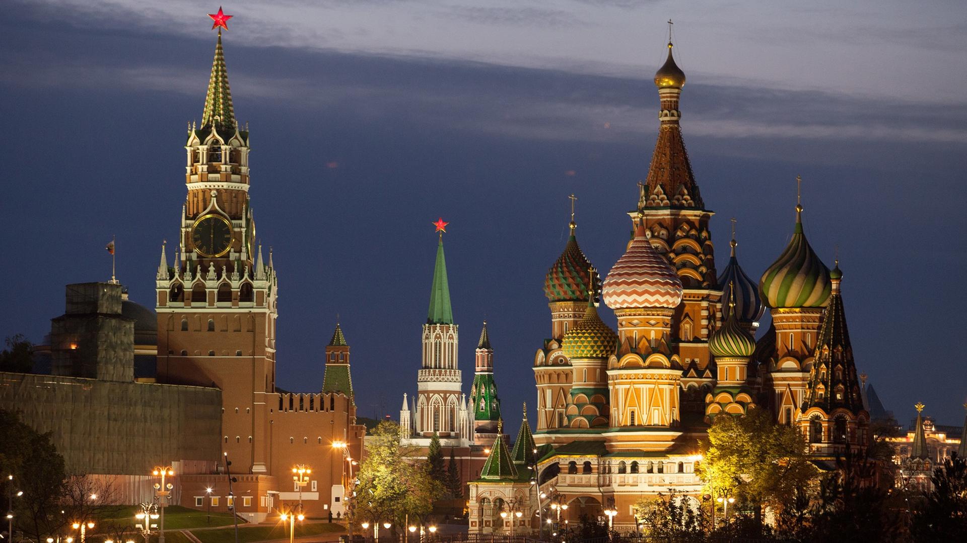Die Kreml-Mauer mit dem Erlöserturm (l-r) und Nikolausturm und die Basilius-Kathedrale im Zentrum der russischen Hauptstadt Moskau. Die Kreml-Mauer mit dem Erlöserturm (l-r) und Nikolausturm und die Basilius-Kathedrale im Zentrum der russischen Hauptstadt Moskau.