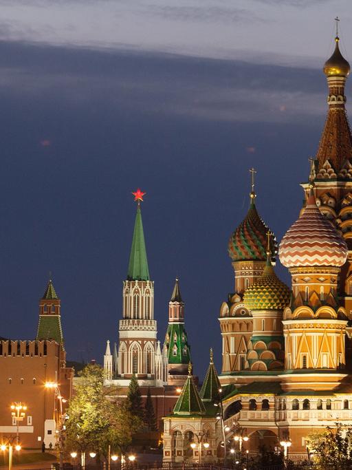 Die Kreml-Mauer mit dem Erlöserturm (l-r) und Nikolausturm und die Basilius-Kathedrale im Zentrum der russischen Hauptstadt Moskau.