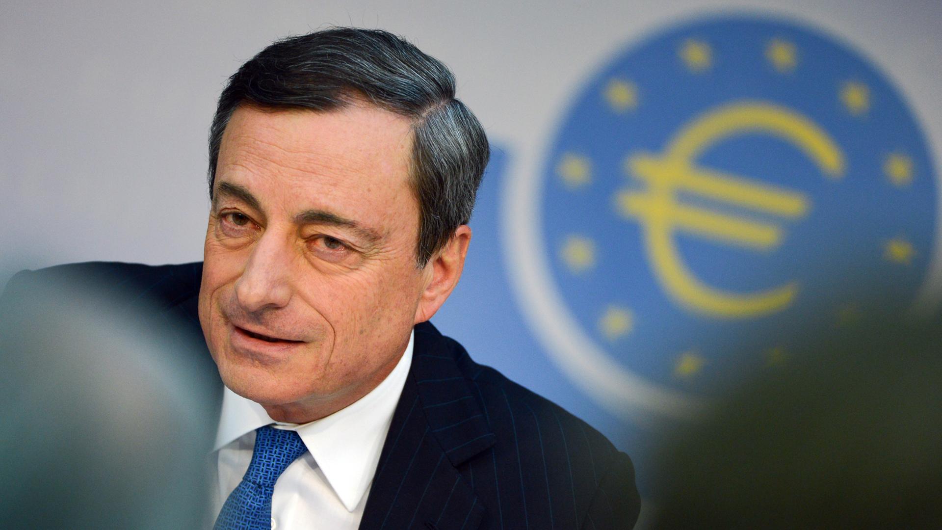 Mario Draghi, Präsident der Europäischen Zentralbank (EZB), äußert sich am 05.06.2014 während der EZB-Pressekonferenz in Frankfurt am Main (Hessen) vor Journalisten. Mario Draghi, Präsident der Europäischen Zentralbank (EZB), äußert sich am 05.06.2014 während der EZB-Pressekonferenz in Frankfurt am Main (Hessen) vor Journalisten.