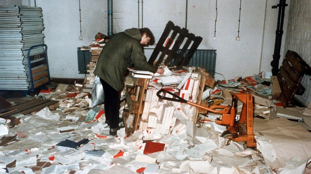 Blick in das verwüstete ehemalige Amt für Nationale Sicherheit der DDR im Stadtteil Lichtenberg im Osten von Berlin, nachdem es am 15. Januar 1990 bei einer Demonstration von aufgebrachten Bürgern gestürmt wurde.