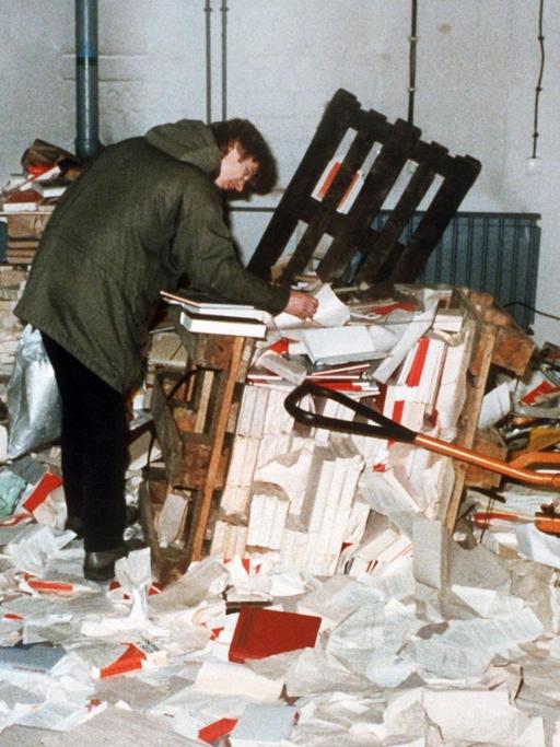Blick in das verwüstete ehemalige Amt für Nationale Sicherheit der DDR im Stadtteil Lichtenberg im Osten von Berlin, nachdem es am 15. Januar 1990 bei einer Demonstration von aufgebrachten Bürgern gestürmt wurde.