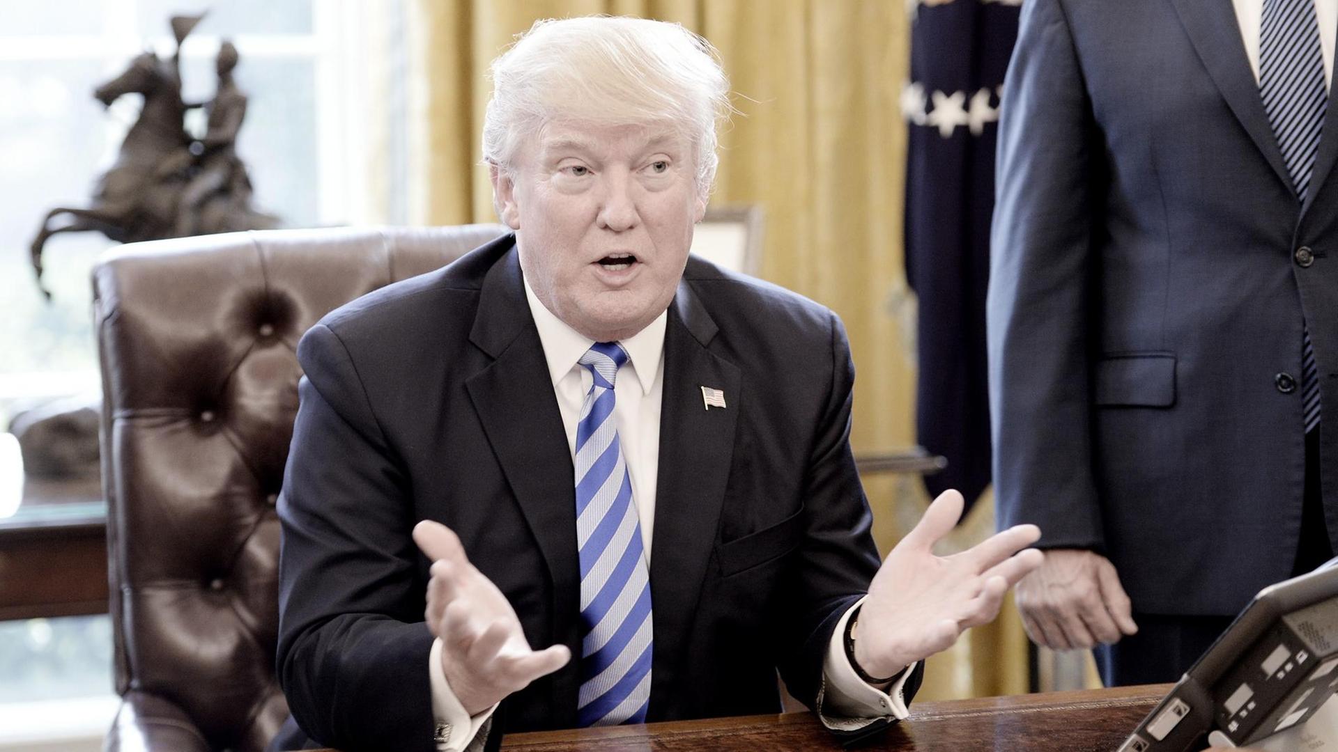 US-Präsident Donald J. Trump im Oval Office nach dem Scheitern seines Gesetzesentwurfs zur staatlichen Krankenversicherung