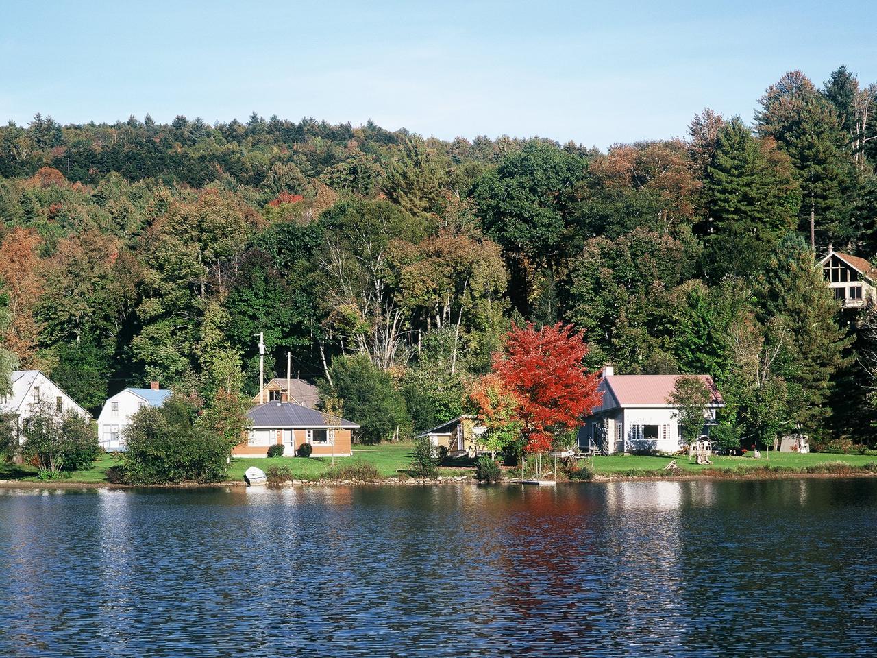 Herbstlicher Blick über den Lake Rescue bei Ludlow im US-Bundesstaat Vermont. Herbstlicher Blick über den Lake Rescue bei Ludlow im US-Bundesstaat Vermont.