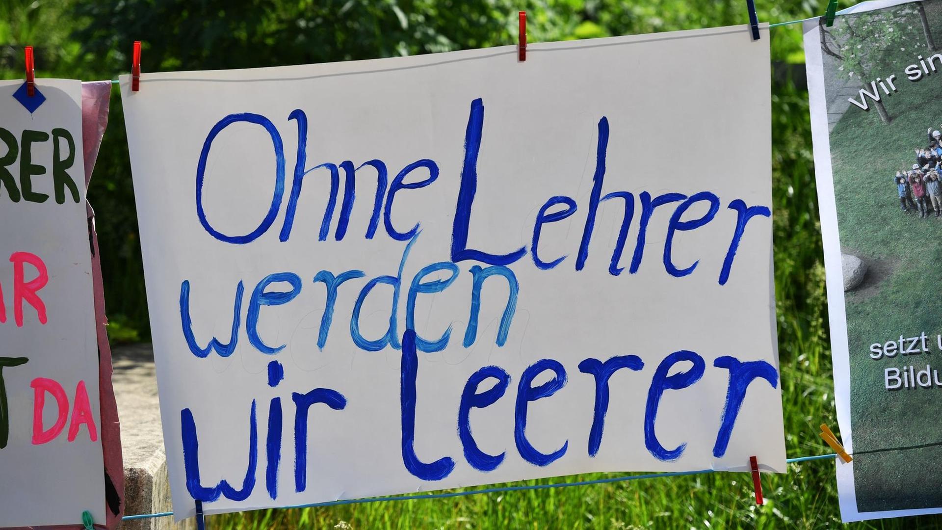 Ein Plakat mit der Aufschrift "Ohne Lehrer werden wir leerer" hängt bei einer Demonstration vor dem Thüringer Landtag in Erfurt (Thüringen). Die Demonstration von Landes-Eltern-Vereinigung, Landesschülervertretung, der Gewerkschaft Erziehung und Wissenschaft und dem Thüringer Lehrerverband richtete sich gegen Unterrichtsausfall und Lehrermangel. Ein Plakat mit der Aufschrift "Ohne Lehrer werden wir leerer" hängt bei einer Demonstration vor dem Thüringer Landtag in Erfurt (Thüringen). Die Demonstration von Landes-Eltern-Vereinigung, Landesschülervertretung, der Gewerkschaft Erziehung und Wissenschaft und dem Thüringer Lehrerverband richtete sich gegen Unterrichtsausfall und Lehrermangel.
