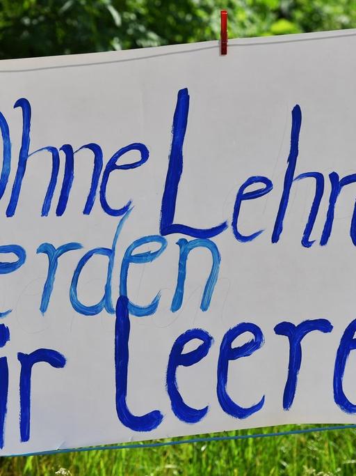 Ein Plakat mit der Aufschrift "Ohne Lehrer werden wir leerer" hängt bei einer Demonstration vor dem Thüringer Landtag in Erfurt (Thüringen). Die Demonstration von Landes-Eltern-Vereinigung, Landesschülervertretung, der Gewerkschaft Erziehung und Wissenschaft und dem Thüringer Lehrerverband richtete sich gegen Unterrichtsausfall und Lehrermangel.