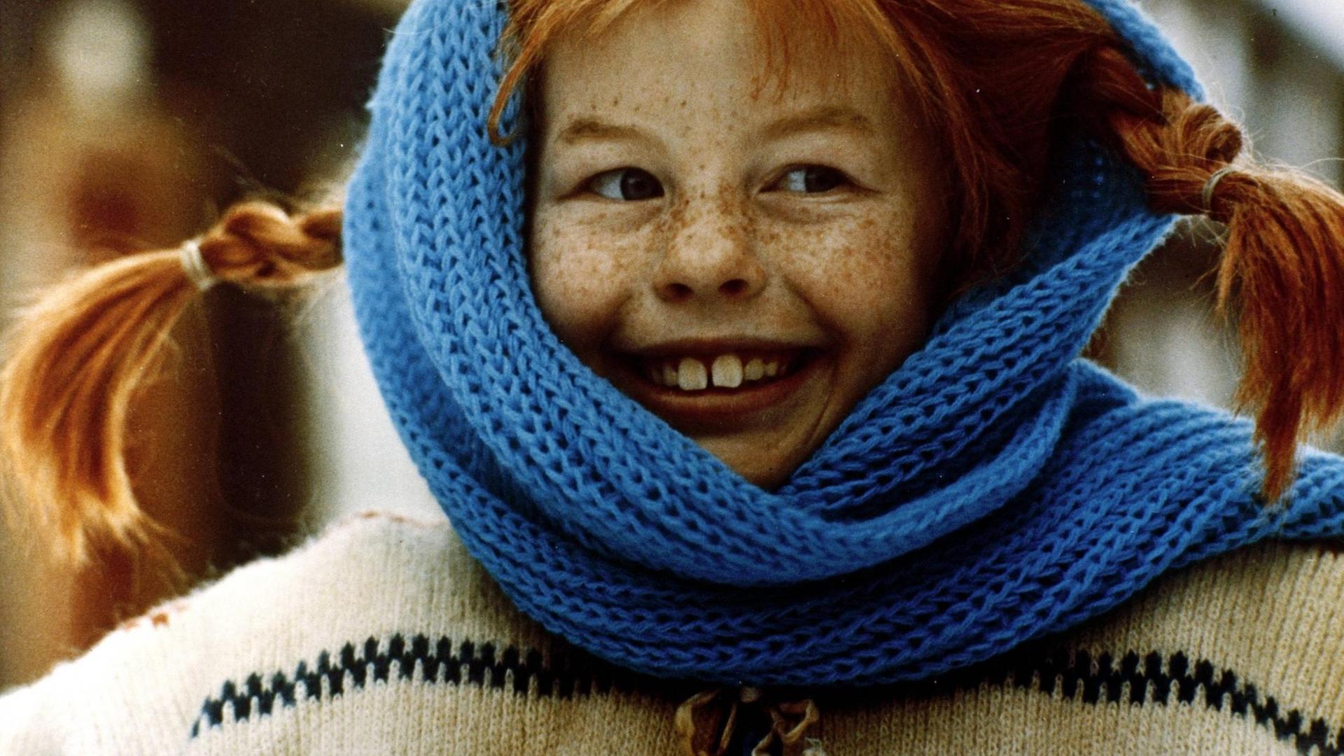 Pippi Langstrumpf eingehüllt in einen blauen Schal. Pippi Langstrumpf eingehüllt in einen blauen Schal.