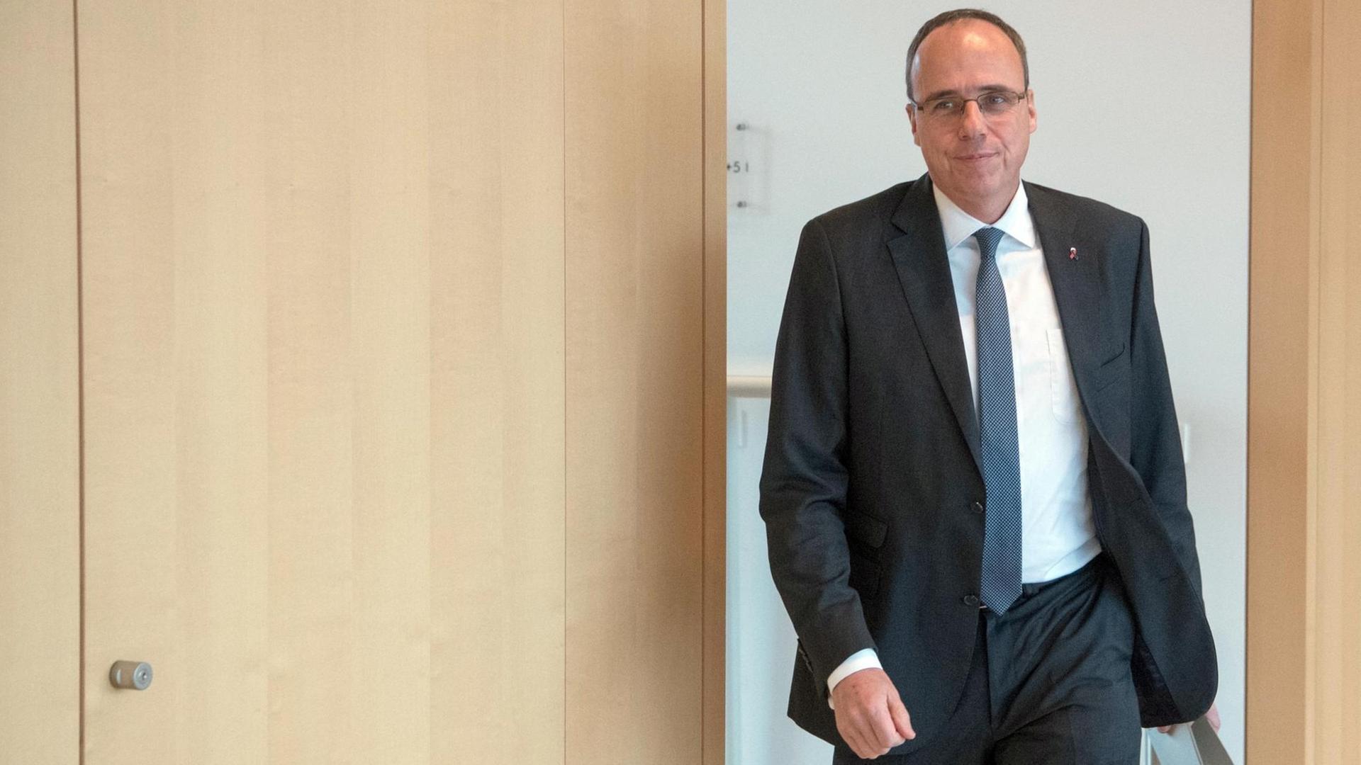 03.12.2018, Hessen, Wiesbaden: Peter Beuth (CDU), hessischer Innenminister, kommt als Zeuge zu einer Sitzung des Landtags-Untersuchungsausschuss zur Vergabepraxis bei Aufträgen des Innenministeriums. Der Ausschuss soll klären, ob bei der Anschaffung einer Analysesoftware zur Bekämpfung von Terrorismus und Kriminalität Fehler gemacht wurden. Foto: Boris Roessler/dpa | Verwendung weltweit 03.12.2018, Hessen, Wiesbaden: Peter Beuth (CDU), hessischer Innenminister, kommt als Zeuge zu einer Sitzung des Landtags-Untersuchungsausschuss zur Vergabepraxis bei Aufträgen des Innenministeriums. Der Ausschuss soll klären, ob bei der Anschaffung einer Analysesoftware zur Bekämpfung von Terrorismus und Kriminalität Fehler gemacht wurden. Foto: Boris Roessler/dpa | Verwendung weltweit