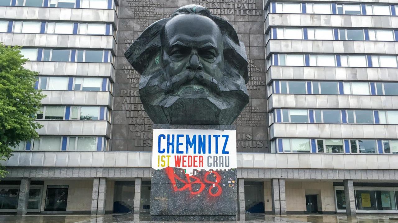 Das Plakat mit der Aufschrift "Chemnitz ist weder grau noch braun" am Karl-Marx-Denkmal wurde teilweise abgerissen.