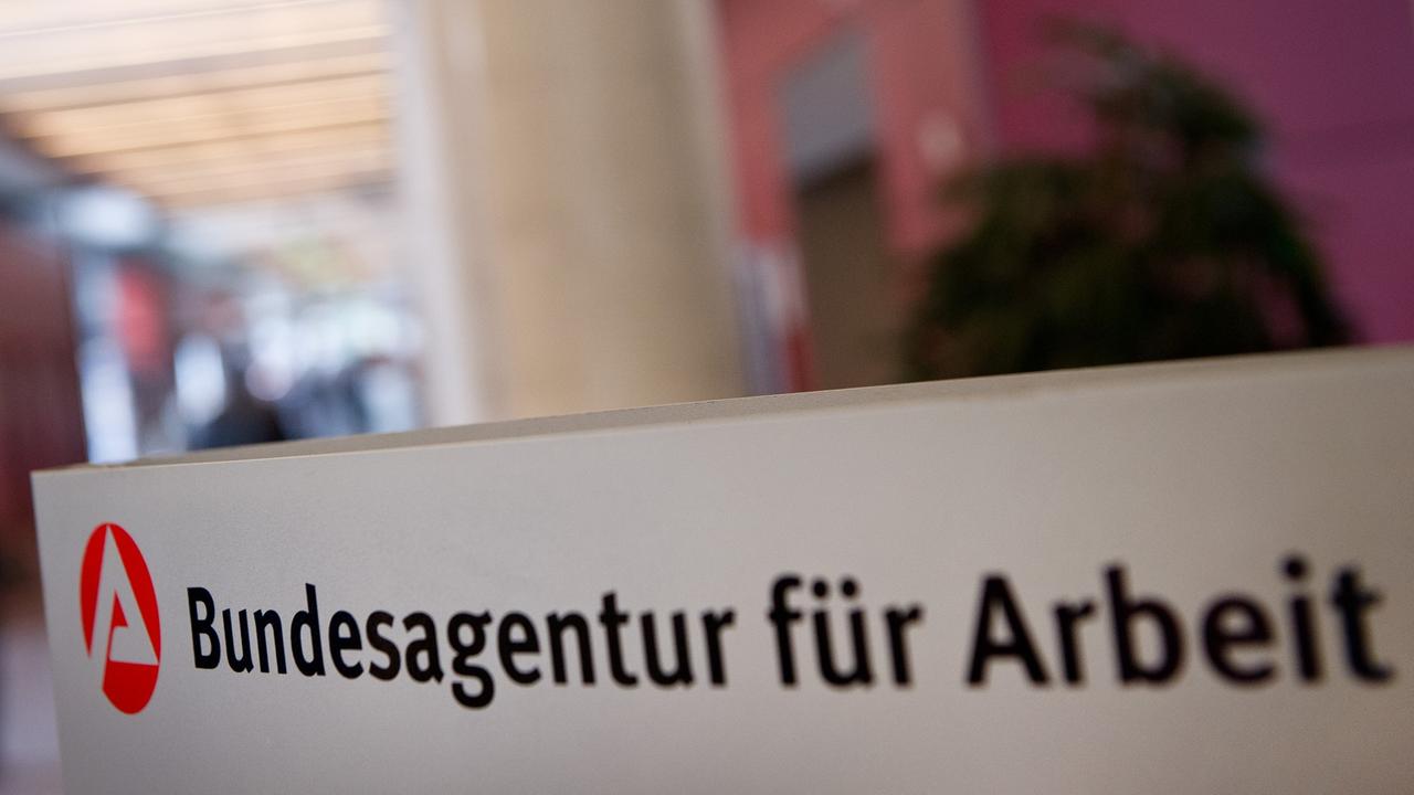 Ein Schild mit der Aufschrift "Bundesagentur für Arbeit", aufgenommen am 26.02.2014 in Berlin im Eingangsbereich einer Agentur für Arbeit. Ein Schild mit der Aufschrift "Bundesagentur für Arbeit", aufgenommen am 26.02.2014 in Berlin im Eingangsbereich einer Agentur für Arbeit.