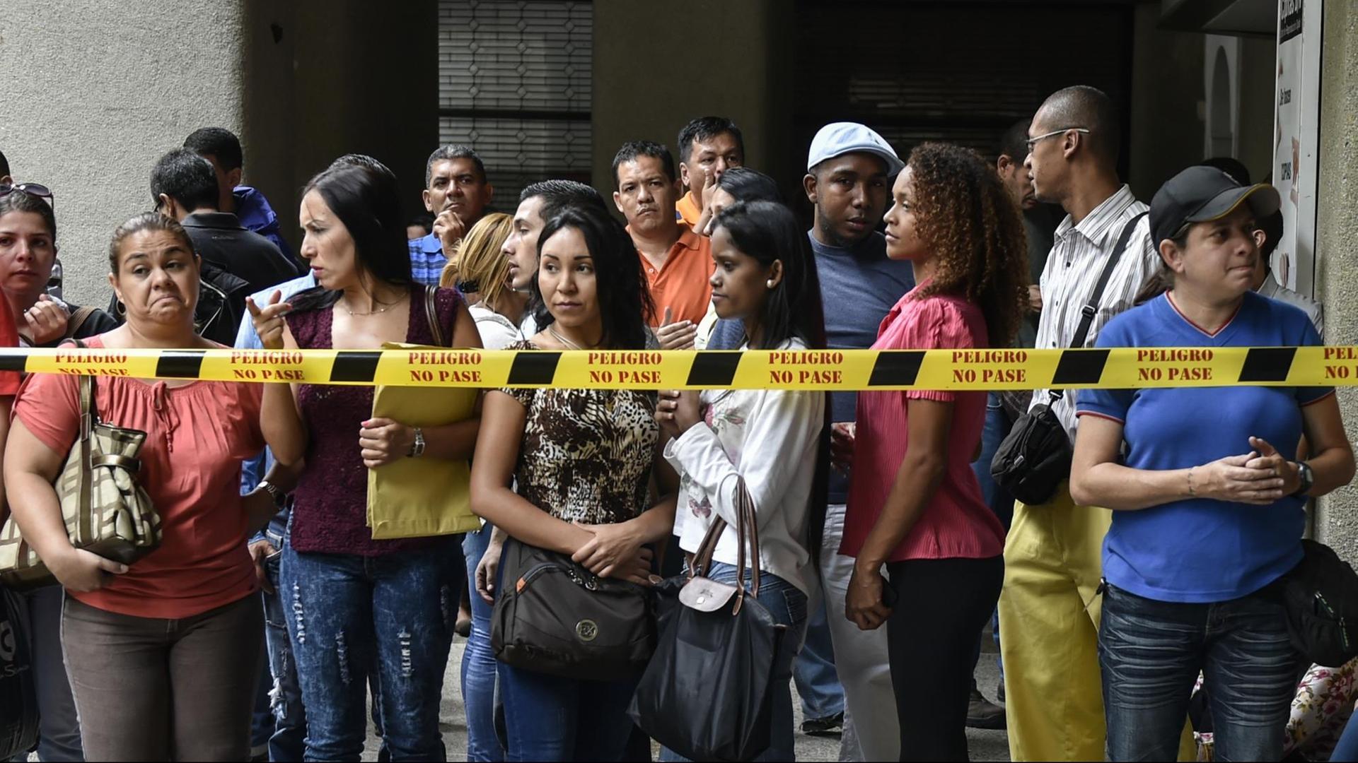 Venezolaner stehen Schlange vor dem chilenischen Konsulat in Caracas, um ein "Visum der demokratischen Verantwortung" zu beantragen Venezolaner stehen Schlange vor dem chilenischen Konsulat in Caracas, um ein "Visum der demokratischen Verantwortung" zu beantragen