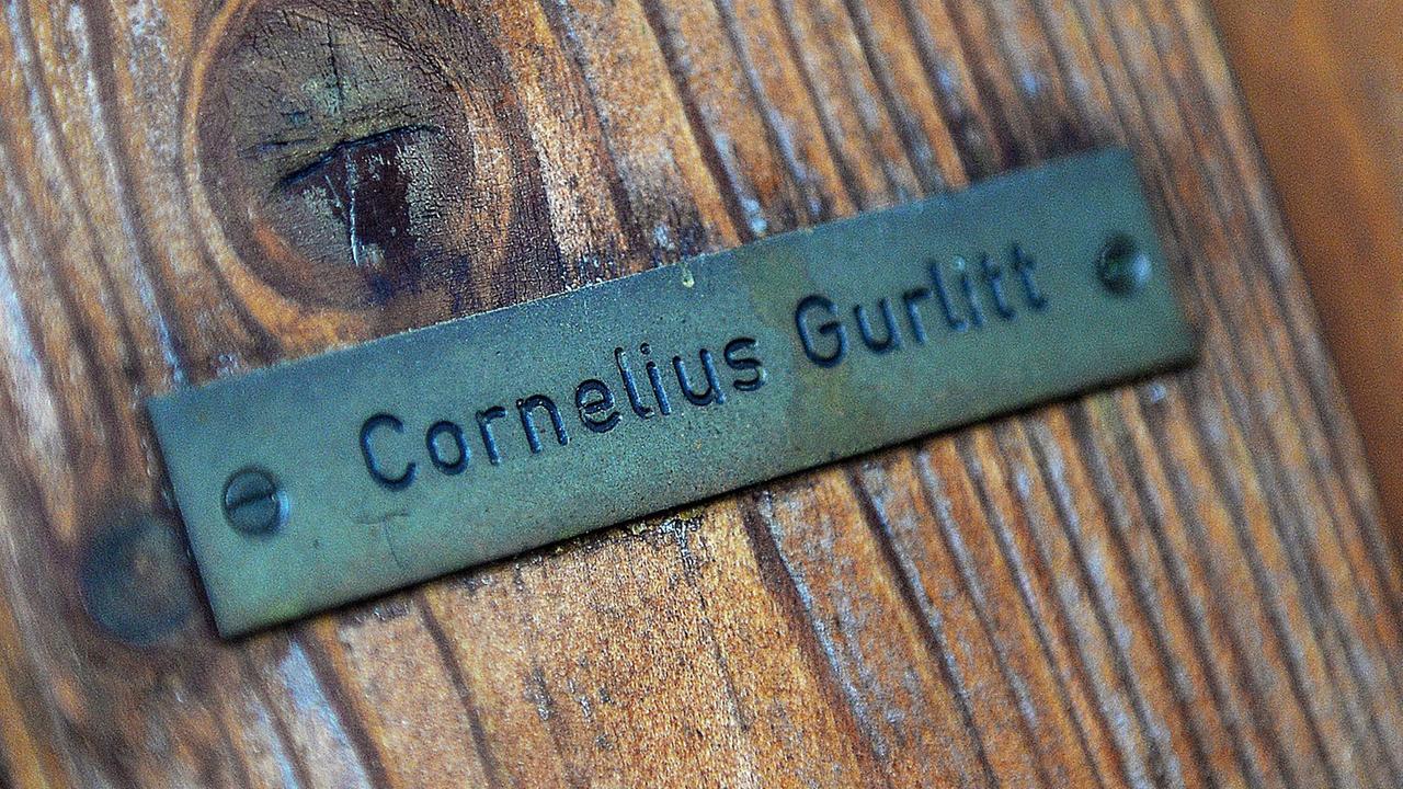 Türschild mit der Aufschrift Cornelius Gurlitt. Türschild mit der Aufschrift Cornelius Gurlitt.