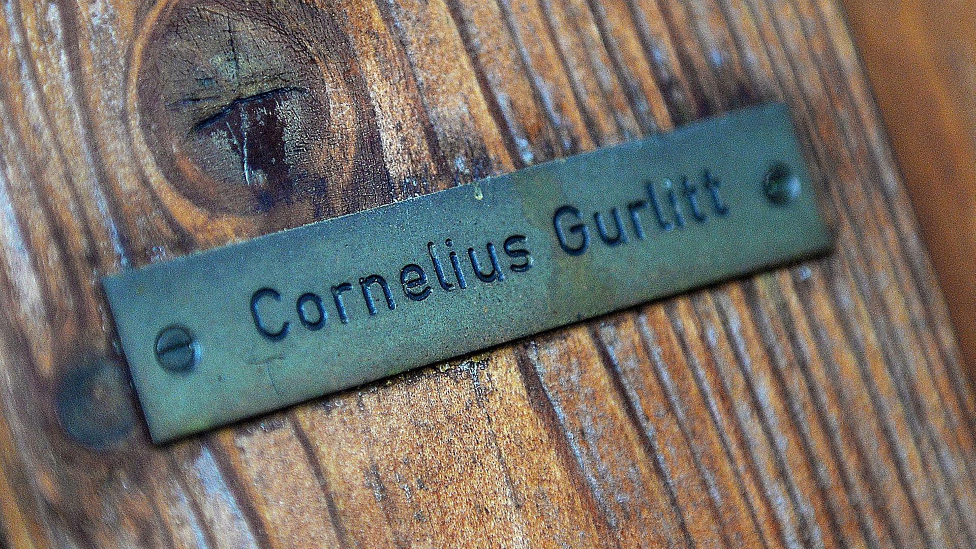 Türschild mit der Aufschrift Cornelius Gurlitt. Türschild mit der Aufschrift Cornelius Gurlitt.