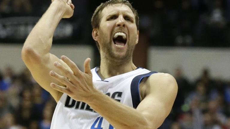 Dirk Nowitzki jubelt nach einem Treffer. Dirk Nowitzki jubelt nach einem Treffer.