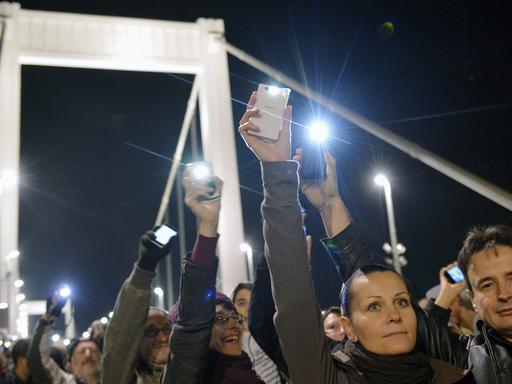 Menschen in Budapest protestieren mit ihren Smartphones gegen die geplante Internet-Steuer.