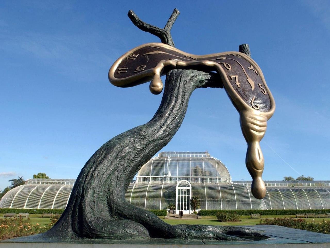 Das Foto zeigt ein Exemplar der Bronzeskulptur "Profil der Zeit" von Salvador Dalí. Eine schmelzend dargestellte Uhr scheint dabei von den Ästen eines Baumes zu laufen. Das Foto zeigt ein Exemplar der Bronzeskulptur "Profil der Zeit" von Salvador Dalí. Eine schmelzend dargestellte Uhr scheint dabei von den Ästen eines Baumes zu laufen.