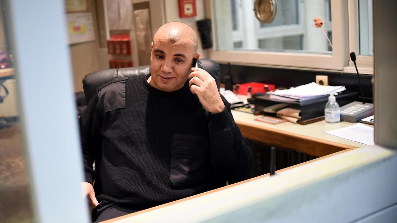 Wer als Sicherheitsmann im Flüchtlingsheim arbeitet, bekommt Alltagskonflikte direkt mit. Wer als Sicherheitsmann im Flüchtlingsheim arbeitet, bekommt Alltagskonflikte direkt mit.