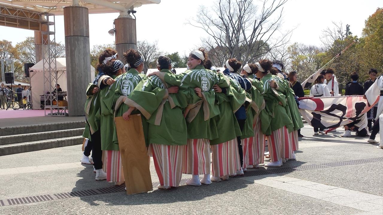 Teilnehmerinnen bilden einen Teamkreis zum Kyoto Tanzfestival im Umekoji Park Teilnehmerinnen bilden einen Teamkreis zum Kyoto Tanzfestival im Umekoji Park