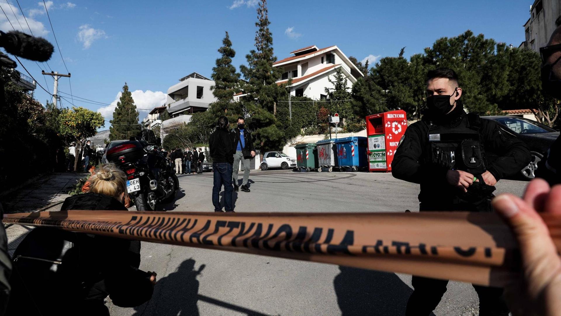Absperrung des Tatorts durch die Polizei Mord an Giorgos Karaivaz Absperrung des Tatorts durch die Polizei Mord an Giorgos Karaivaz