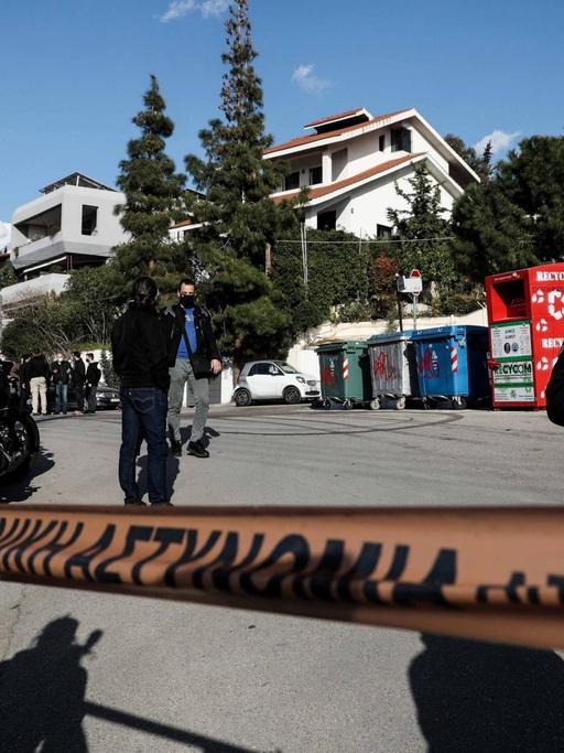 Absperrung des Tatorts durch die Polizei Mord an Giorgos Karaivaz