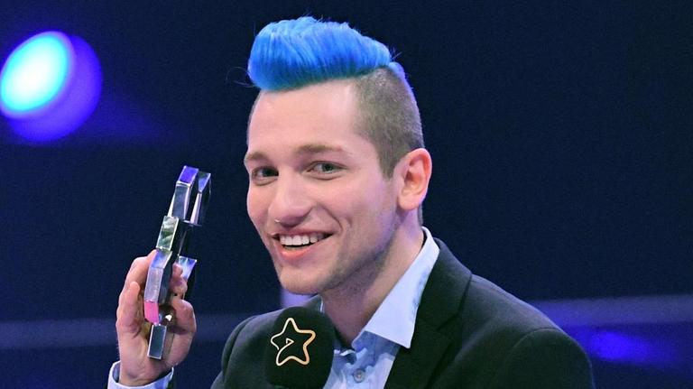 Der Youtuber Rezo während der Verleihung des siebten Webvideopreises über den Preis in der Kategorie "Music".
Der Youtuber Rezo während der Verleihung des siebten Webvideopreises über den Preis in der Kategorie "Music".
