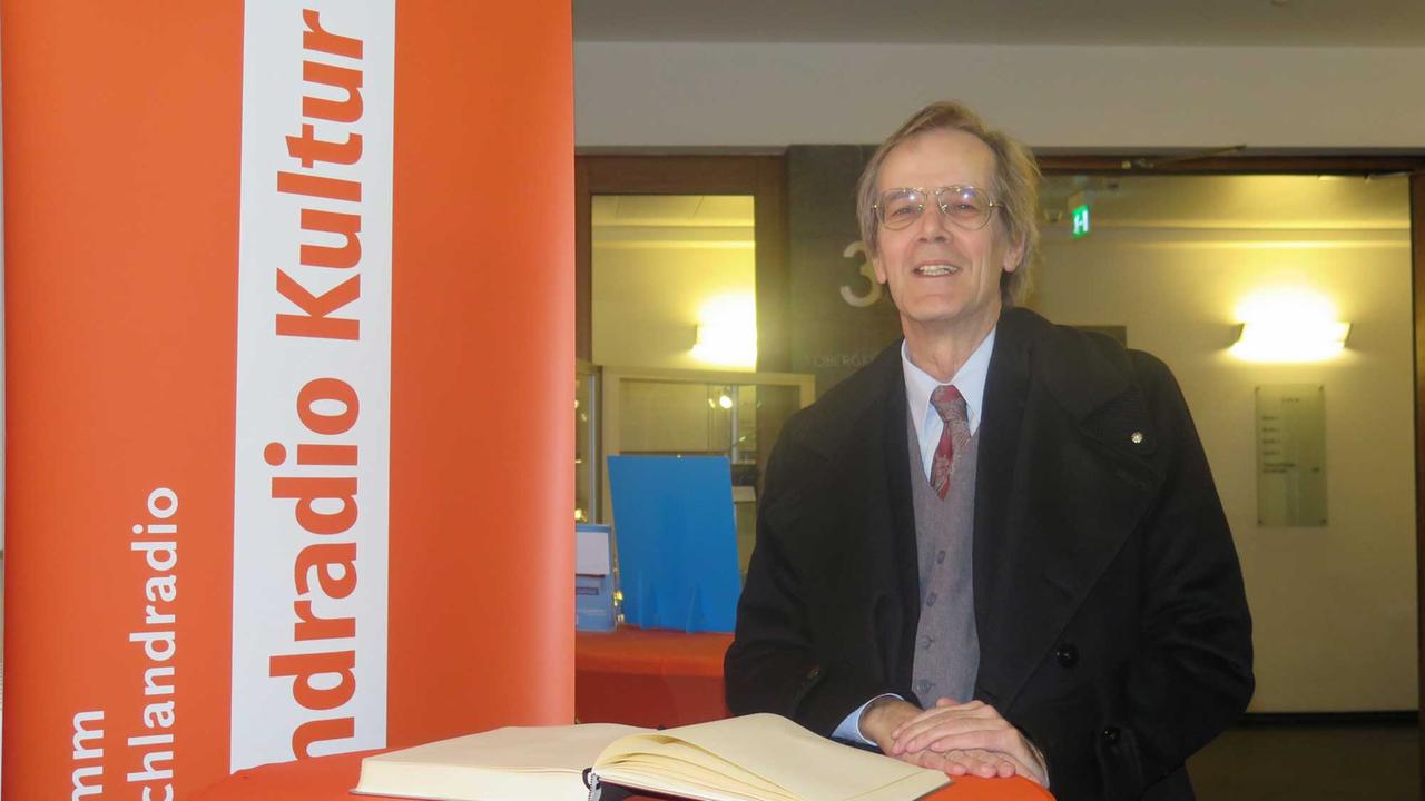 Theodoros Daskarolis, griechischer Botschafter in Deutschland, hat sich ins Gästebuch von Deutschlandradio Kultur eingetragen Theodoros Daskarolis, griechischer Botschafter in Deutschland, hat sich ins Gästebuch von Deutschlandradio Kultur eingetragen