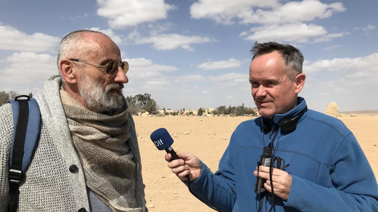 Chaim Noll im Gespräch mit Andreas Main in der Wüste Negev in Israel
