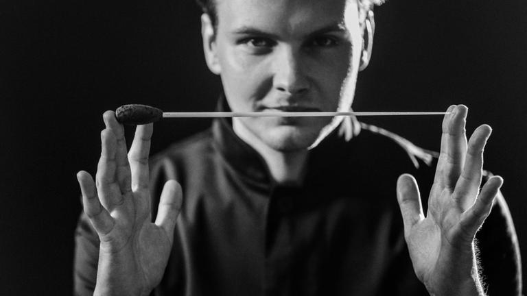 Portrait des Dirigenten der einen Taktstock in der Hand hält. (schwarzweiß Fotografie) Portrait des Dirigenten der einen Taktstock in der Hand hält. (schwarzweiß Fotografie)