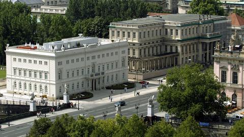 Berlin: Blick vom Berliner Dom auf die Straße Unter den Linden mit dem Gebäude der Bertelsmann-Stiftung und dem Kronprinzenpalais (r),