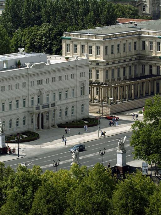 Berlin: Blick vom Berliner Dom auf die Straße Unter den Linden mit dem Gebäude der Bertelsmann-Stiftung und dem Kronprinzenpalais (r),