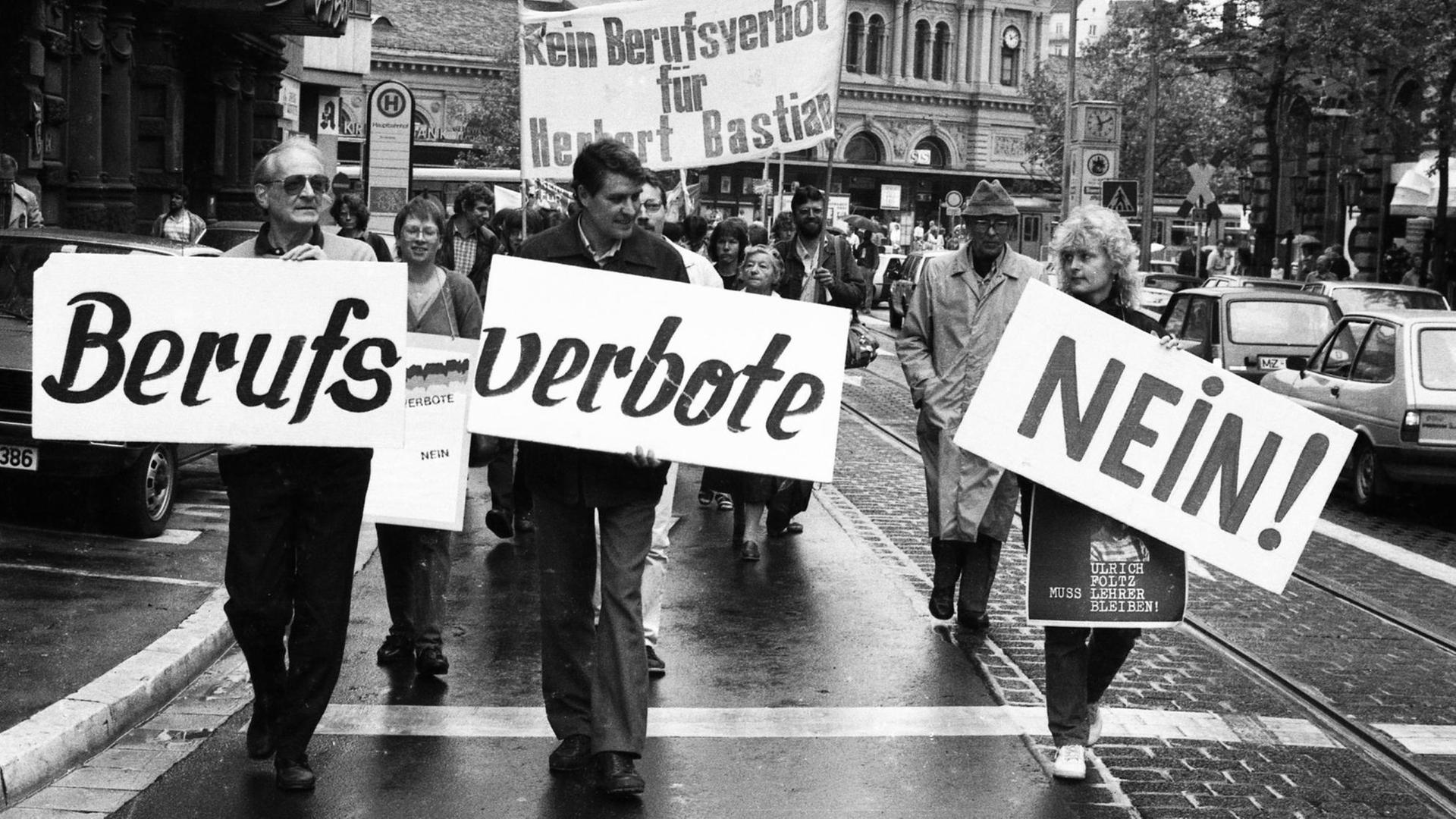 Demonstranten halten Schilder in der Hand auf denen steht: "Berufsverbote Nein!" Demonstranten halten Schilder in der Hand auf denen steht: "Berufsverbote Nein!"
