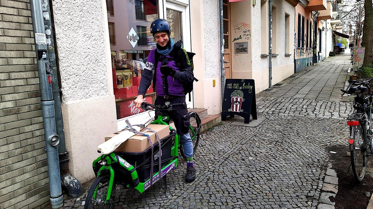 Fahrradkurier Simon Richter steht mit seinem Lastenrad auf einem Bürgersteig in Berlin. Fahrradkurier Simon Richter steht mit seinem Lastenrad auf einem Bürgersteig in Berlin.