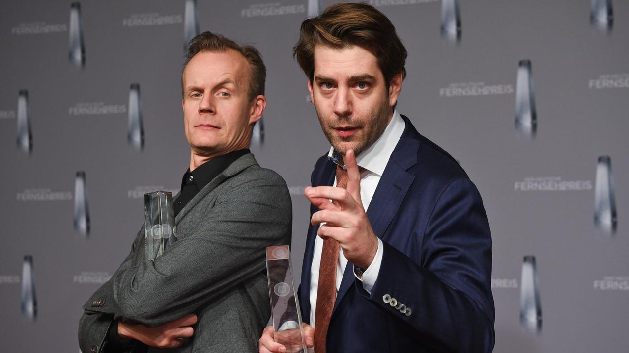Die Comedians Max Uthoff (l) und Claus von Wagner halten am 13.01.2016 in Düsseldorf (Nordrhein-Westfalen) nach der Verleihung des Deutschen Fernsehpreises ihre Auszeichnung in der Kategorie "Beste Comedy / Kabarett" in den Händen. In mehr als 20 Kategorien wurde der Preis an Schauspieler und Produktionen vergeben. Die Comedians Max Uthoff (l) und Claus von Wagner halten am 13.01.2016 in Düsseldorf (Nordrhein-Westfalen) nach der Verleihung des Deutschen Fernsehpreises ihre Auszeichnung in der Kategorie "Beste Comedy / Kabarett" in den Händen. In mehr als 20 Kategorien wurde der Preis an Schauspieler und Produktionen vergeben.