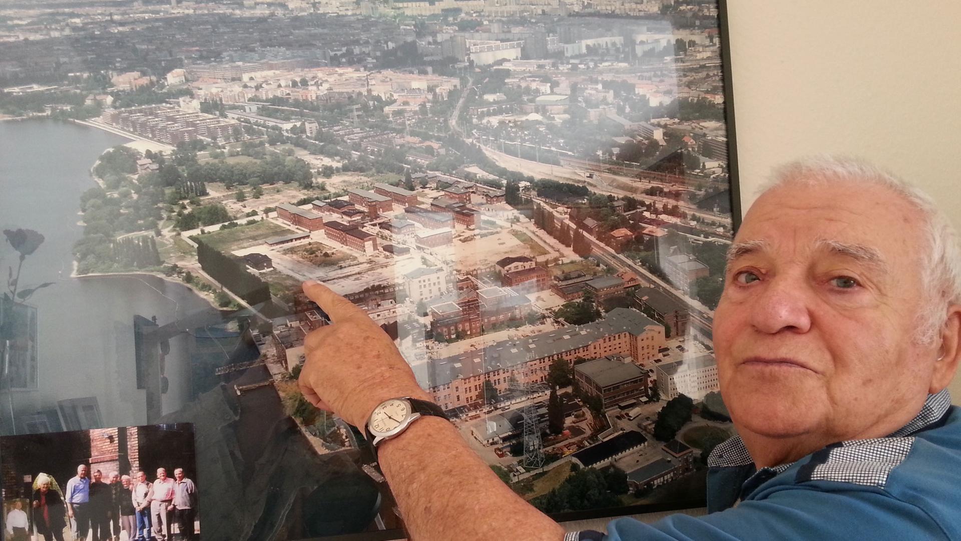 Horst Spörck vor einer Luftbildaufnahme von Rummelsburg – zu sehen die ehemalige Haftanstalt Rummelsburg, worauf er zeigt. Er war als Kind in den 30er und 40er Jahren im Großen Friedrichs-Waisenhaus in Rummelsburg. Horst Spörck vor einer Luftbildaufnahme von Rummelsburg – zu sehen die ehemalige Haftanstalt Rummelsburg, worauf er zeigt. Er war als Kind in den 30er und 40er Jahren im Großen Friedrichs-Waisenhaus in Rummelsburg.
