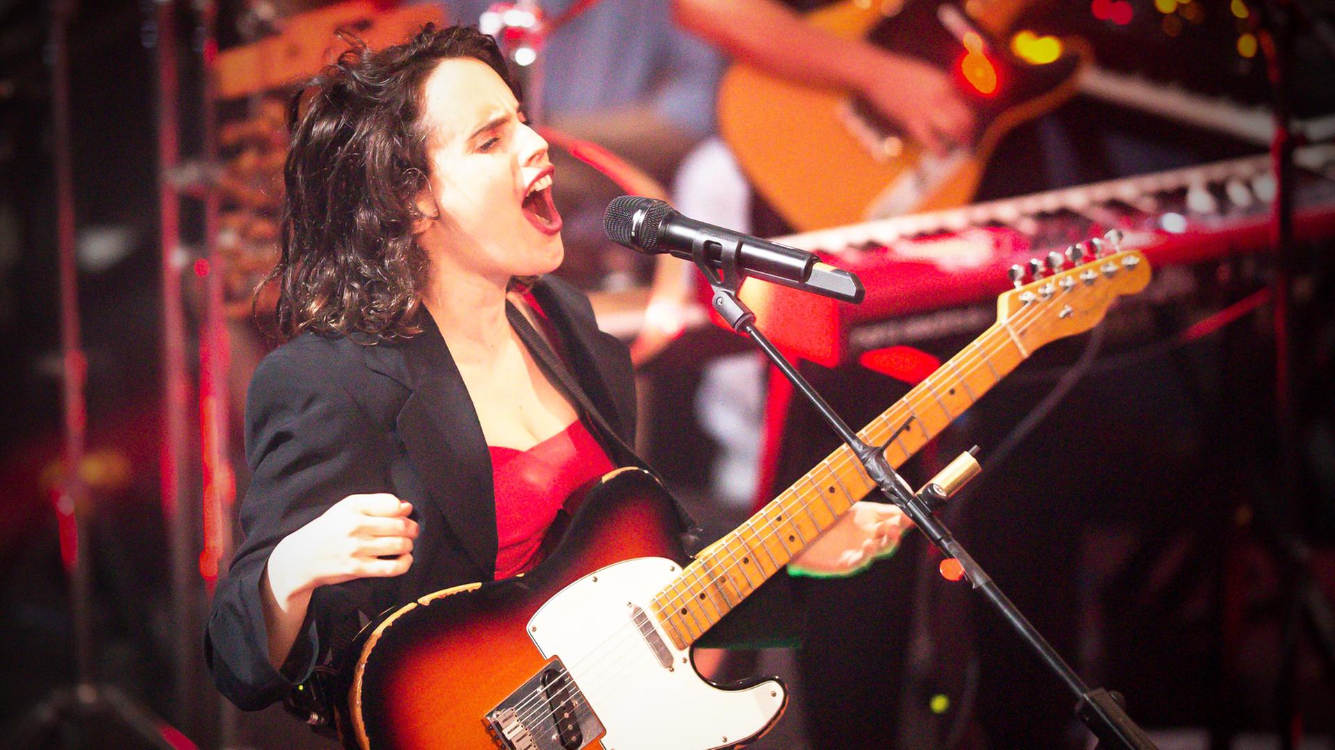 Anna Calvi bei einem Konzert im Berghain in Berlin Anna Calvi bei einem Konzert im Berghain in Berlin