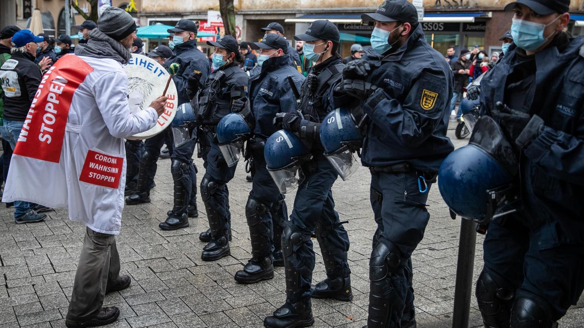 Einsatzkräfte der Polizei versperren Teilnehmern einer Demonstration in der Innenstadt den Weg. Unter dem Motto "Es reicht!" beteiligen sich zahlreiche Menschen an einem Protest gegen die aktuelle Corona-Politik. Einsatzkräfte der Polizei versperren Teilnehmern einer Demonstration in der Innenstadt den Weg. Unter dem Motto "Es reicht!" beteiligen sich zahlreiche Menschen an einem Protest gegen die aktuelle Corona-Politik.