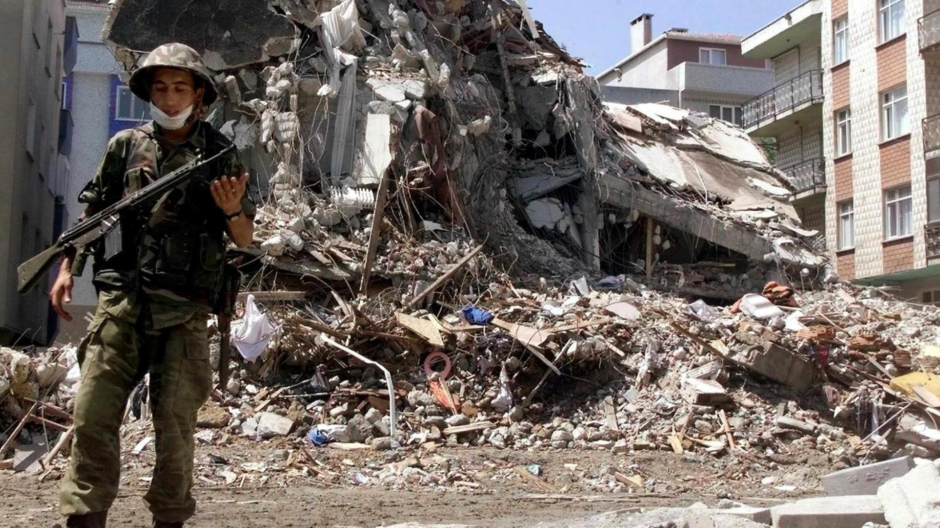 A soldier stands in front of a demolished building where there is no chance to found a survivor in Avcilar near Istanbul, Friday, 20 August 1999 after the earthquake that hit Turkey. New after shocks panicked the population last night. (Digitale Fotografie) dpa | A soldier stands in front of a demolished building where there is no chance to found a survivor in Avcilar near Istanbul, Friday, 20 August 1999 after the earthquake that hit Turkey. New after shocks panicked the population last night. (Digitale Fotografie) dpa |