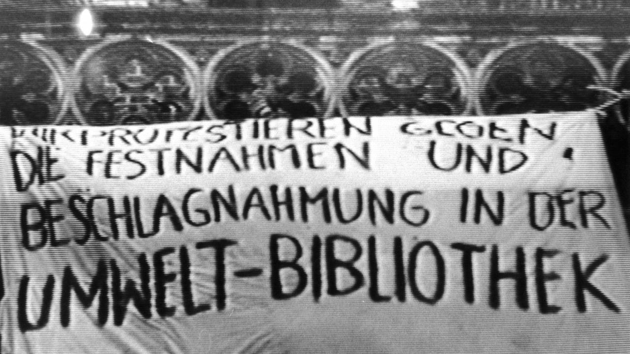 Ein am 27.11.1987 am Turm der Zions-Kirche angebrachtes Protest-Plakat. Ein am 27.11.1987 am Turm der Zions-Kirche angebrachtes Protest-Plakat.