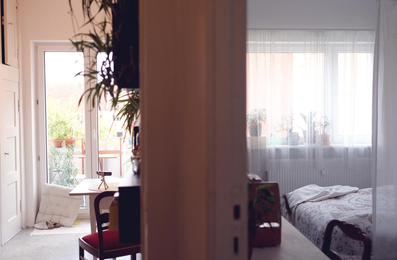 Ein Blick in zwei Räume. Links von der trennenden Wand ist die Küche mit angrenzendem Balkon zu sehen. Rechts das Schlafzimmer. Ein Blick in zwei Räume. Links von der trennenden Wand ist die Küche mit angrenzendem Balkon zu sehen. Rechts das Schlafzimmer.