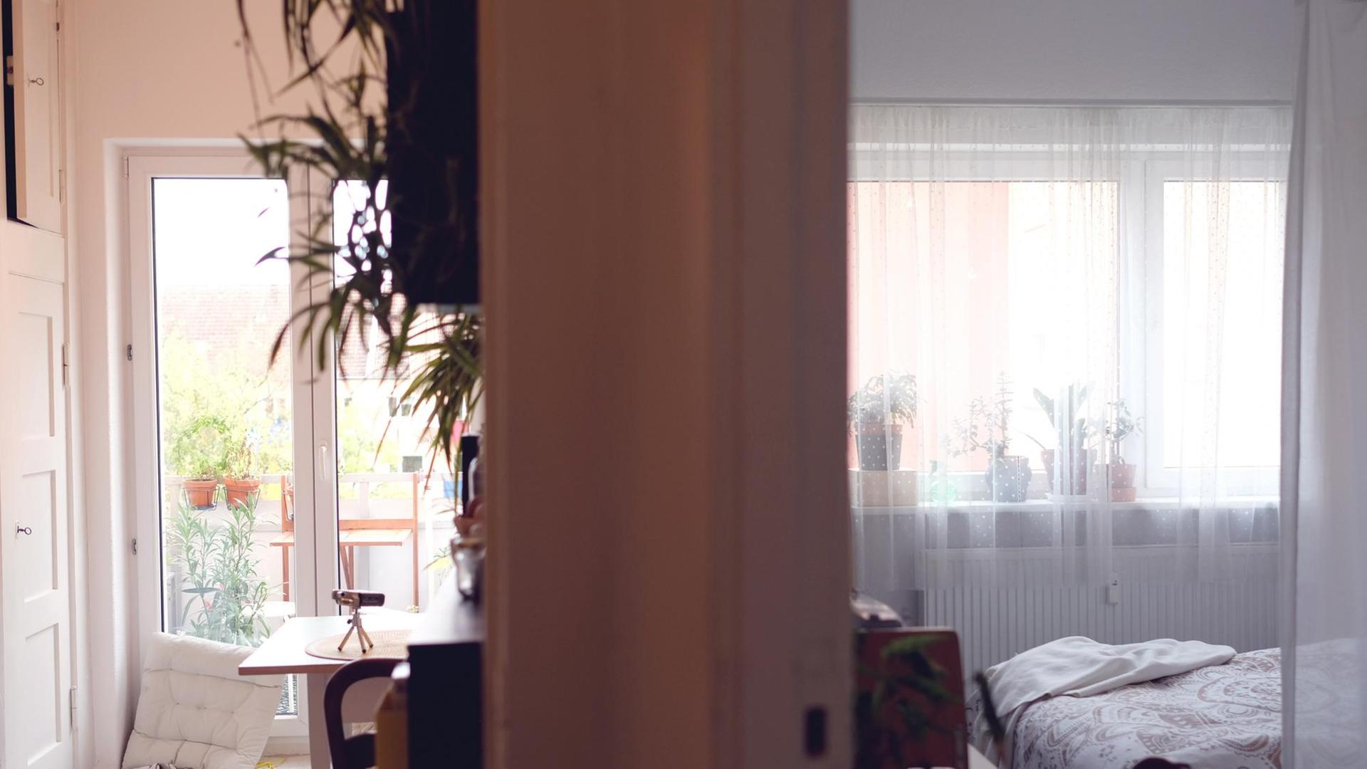 Ein Blick in zwei Räume. Links von der trennenden Wand ist die Küche mit angrenzendem Balkon zu sehen. Rechts das Schlafzimmer. Ein Blick in zwei Räume. Links von der trennenden Wand ist die Küche mit angrenzendem Balkon zu sehen. Rechts das Schlafzimmer.