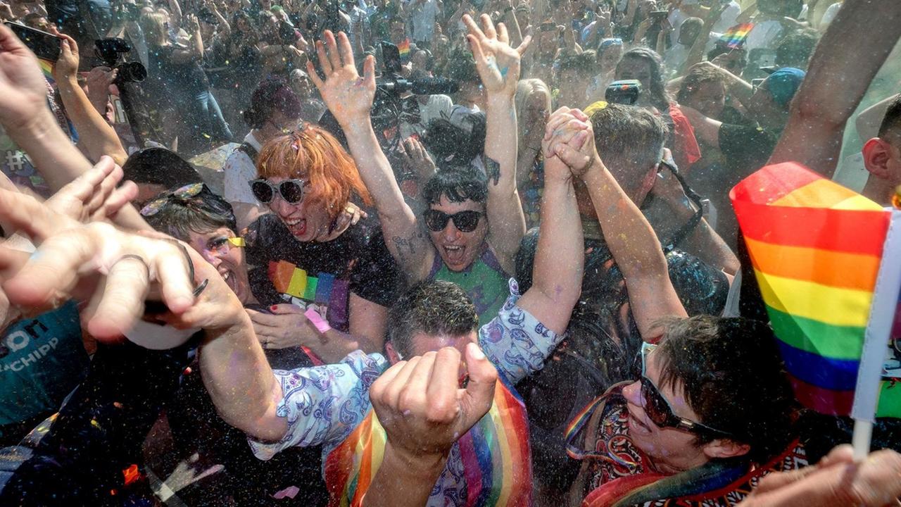 Menschen feiern am 15.11.2017 in Melbourne, Australien, nachdem die Ergebnisse einer Volksbefragung zur gleichgeschlechtlichen Ehe verkündet wurden. Menschen feiern am 15.11.2017 in Melbourne, Australien, nachdem die Ergebnisse einer Volksbefragung zur gleichgeschlechtlichen Ehe verkündet wurden.
