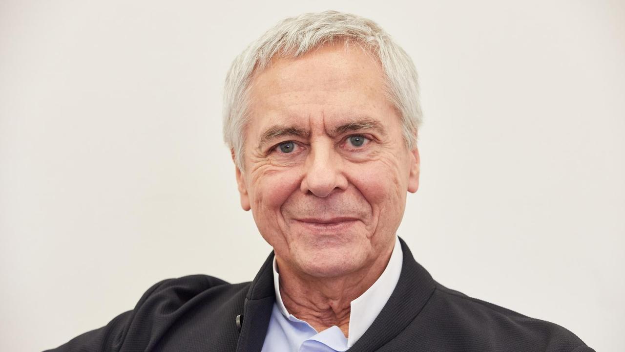 Porträt des Ballettintendanten und Chefchoreografen John Neumeier, vor einer weißen Wand. Porträt des Ballettintendanten und Chefchoreografen John Neumeier, vor einer weißen Wand.