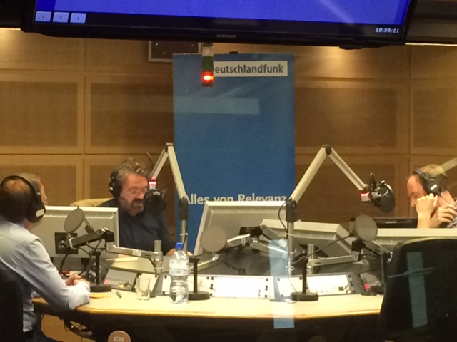 Oliver Auster, „Bild“ NRW, links, Stephan Detjen, Deutschlandradio, Mitte, und Robert Kahr, Kommunikationswissenschaftler, rechts im Bild, diskutieren im Deutschlandfunk-Studio über den medialen Umgang mit Gewalt und Terror. Oliver Auster, „Bild“ NRW, links, Stephan Detjen, Deutschlandradio, Mitte, und Robert Kahr, Kommunikationswissenschaftler, rechts im Bild, diskutieren im Deutschlandfunk-Studio über den medialen Umgang mit Gewalt und Terror.