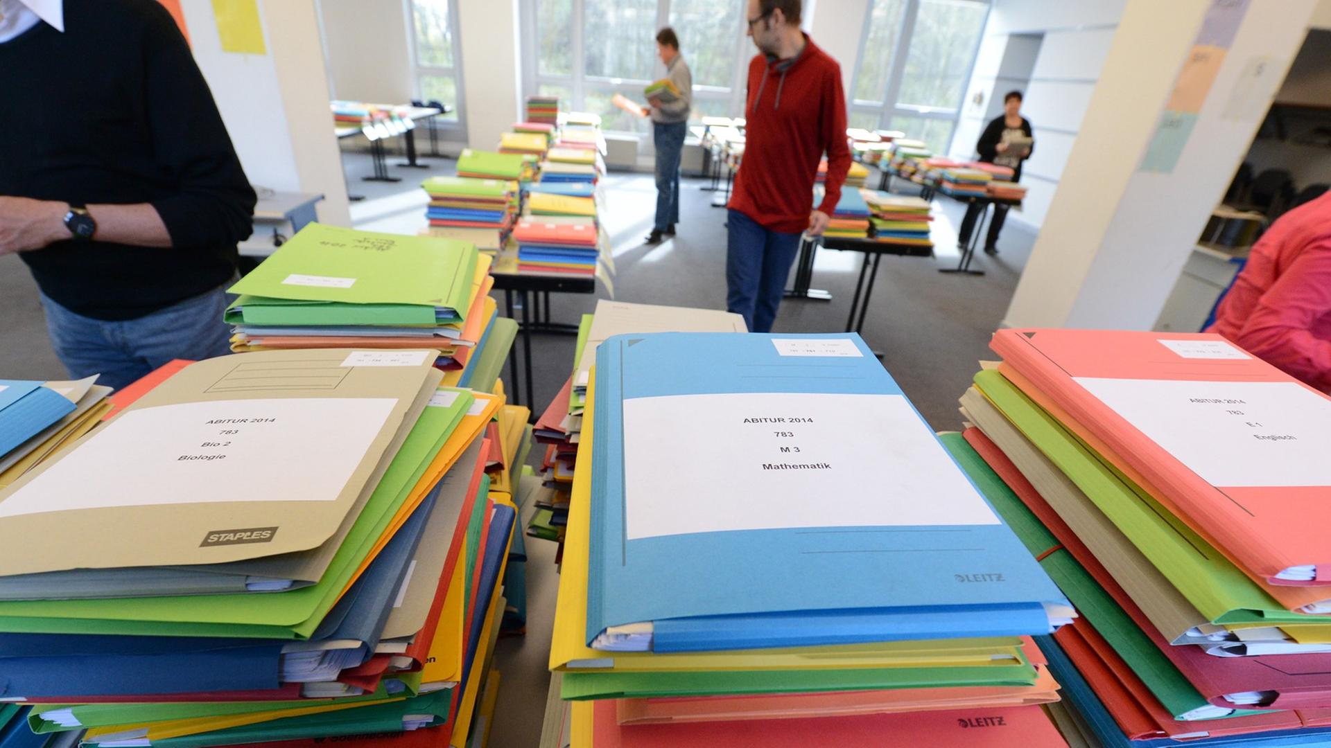 Schülerin im Unterricht Schülerin im Unterricht