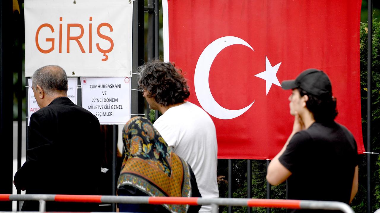 Wahlberechtigte stehen vor dem Gelände des türkischen Generalkonsulats in Berlin für die Stimmabgabe zur Parlamentswahl 2018 an. Wahlberechtigte stehen vor dem Gelände des türkischen Generalkonsulats in Berlin für die Stimmabgabe zur Parlamentswahl 2018 an.